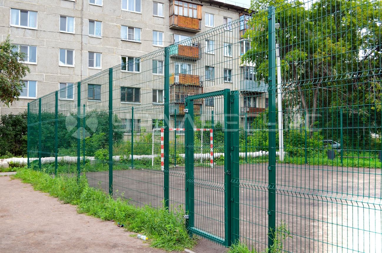 Ограждение спортивных площадок и благоустройство территории детской игровой зоны