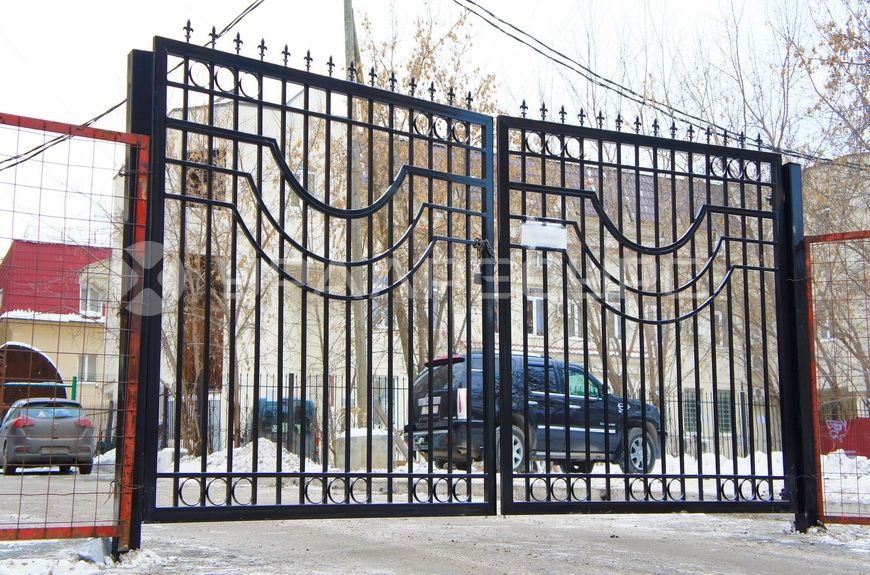 Сварной забор с распашными воротами для жилого дома на улице Белинского