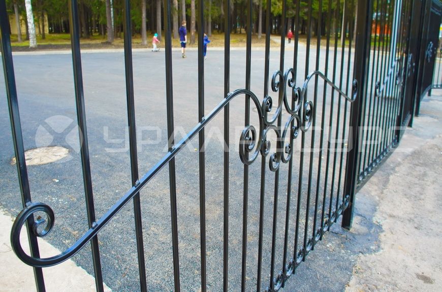 Благоустройство территории сварным ограждением для Дворца Культуры г. Ревда