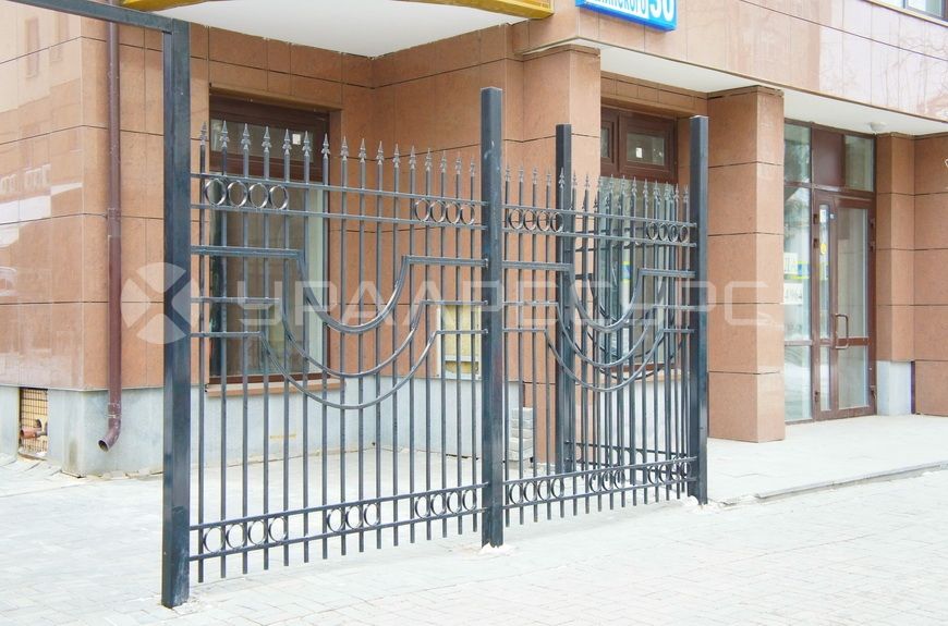 Сварной забор с распашными воротами для жилого дома на улице Белинского