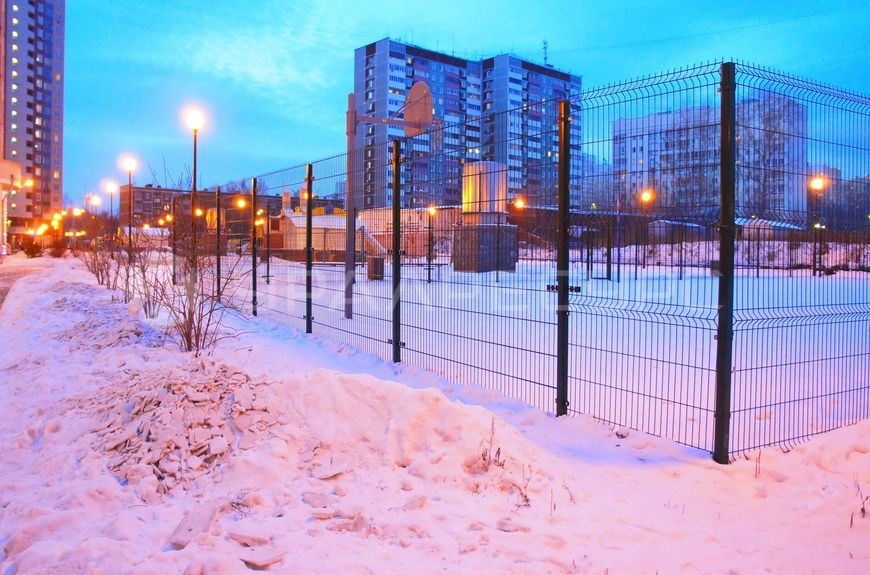 Поставка и монтаж сетчатого 3Д ограждения для спортивной площадки
